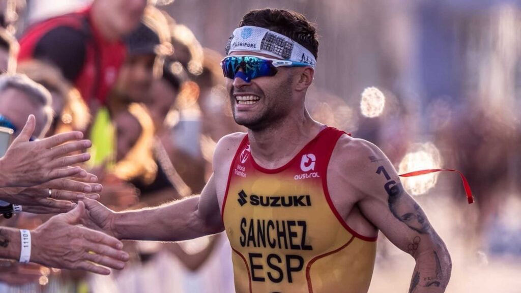 Roberto Sánchez Mantecón celebra con el público durante el Campeonato de Europa de Triatlón 2026 en Tarragona