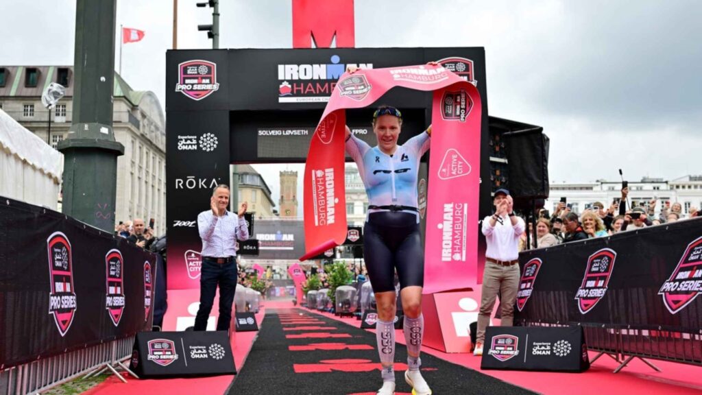 Solveig Løvseth cruza a linha de chegada como vencedora do IRONMAN Hamburgo 2026.