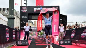 Solveig Løvseth cruza la meta como ganadora del IRONMAN Hamburgo 2026