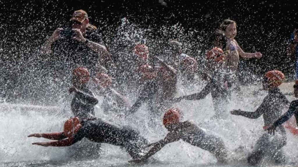 Nadadores entrando al agua en una prueba de aguas abiertas del Swim Grand Prix