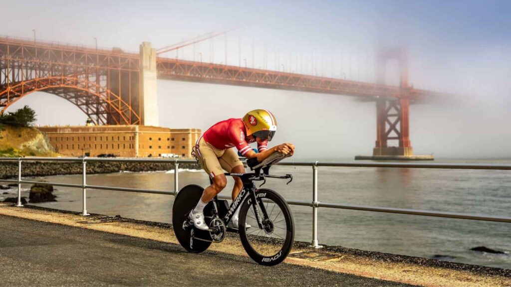 Vincent Luis compitiendo en bicicleta junto al puente Golden Gate en el T100 San Francisco