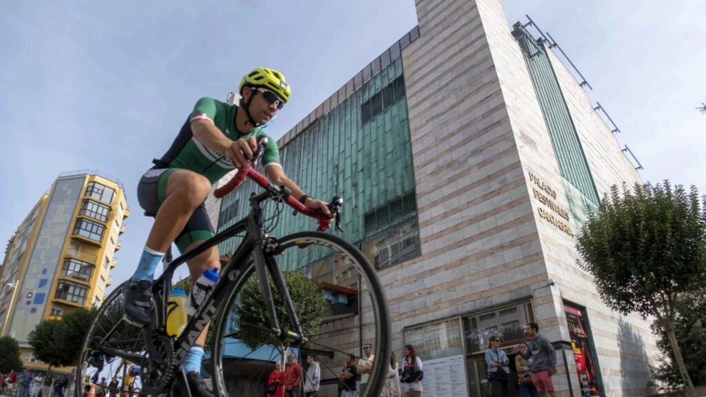 Triatleta en el segmento ciclista del Triatlón Ciudad de Santander junto al Palacio de Festivales