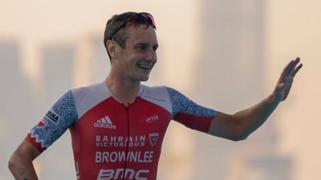 Alistair Brownlee saluda tras completar una prueba de triatlón