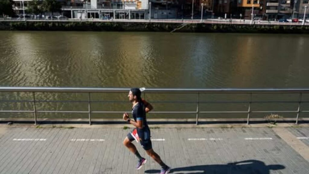Triathlète courant le long de l'estuaire de Bilbao