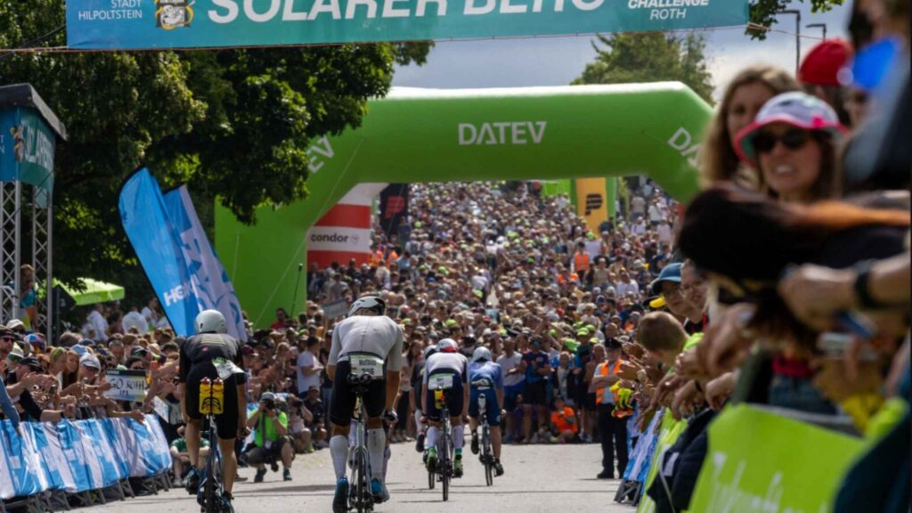 Triatletas subiendo Solarer Berg en Challenge Roth rodeados por miles de espectadores