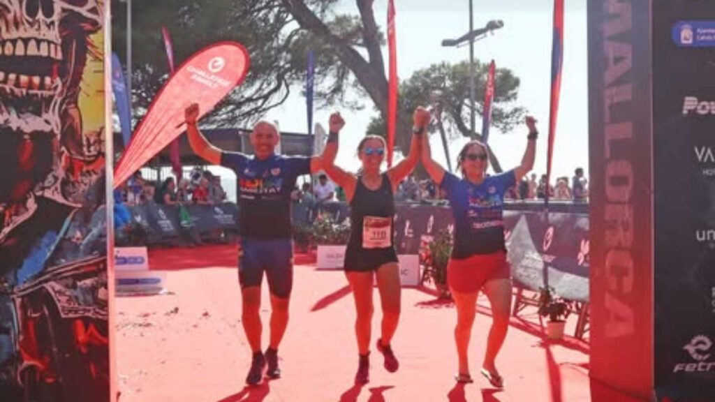Equipo de relevos cruza la meta de Challenge Peguera Mallorca