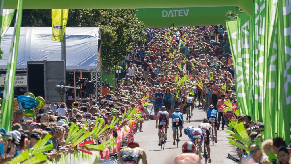 Ciclistas del Challenge Roth pasando entre el público en el Solarer Berg