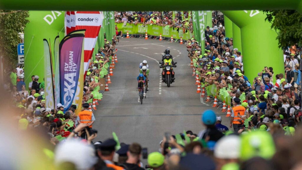 Triatletas profesionales durante el segmento ciclista del Challenge Roth