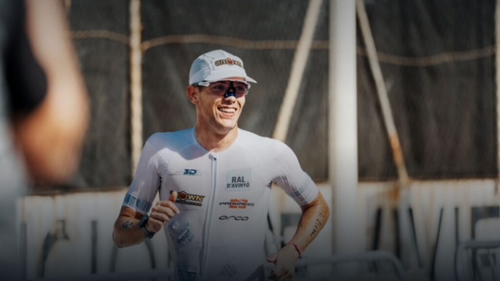 Triatleta corriendo bajo el sol durante un entrenamiento con calor