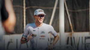 Triatleta corriendo bajo el sol durante un entrenamiento con calor