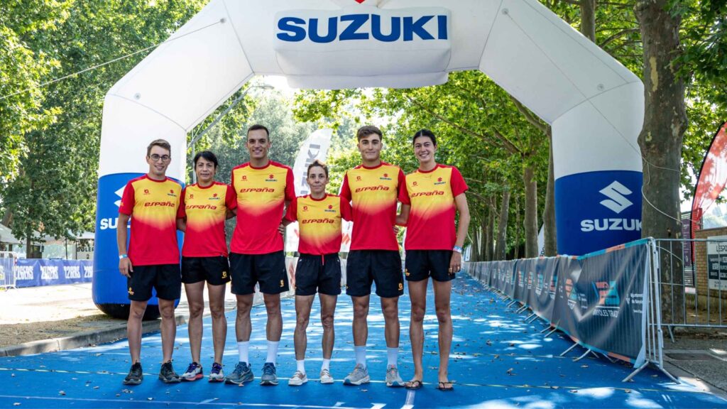 Sechs Mitglieder des spanischen Cross-Duathlon-Teams posieren im Zielbereich von Banyoles.