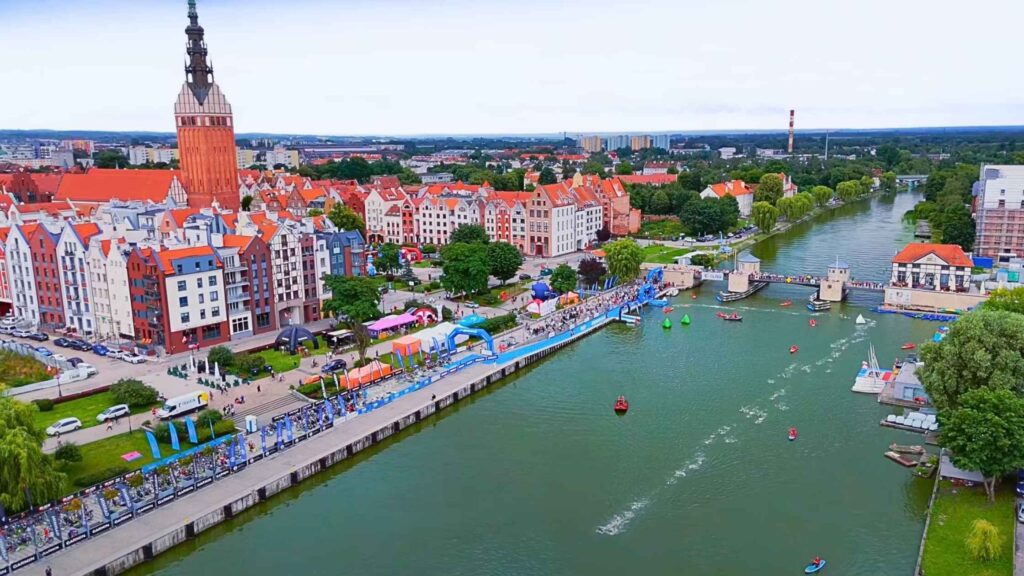 Vista aérea del canal de Elbląg durante una competición de triatlón