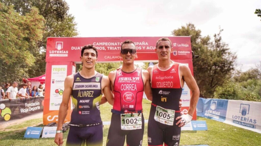Podio masculino del Campeonato de España de Duatlón Cros 2026 en Calahorra con Javier Álvarez, Sergio Correa y Alfonso Izquierdo.