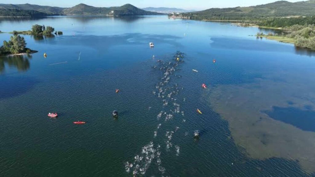 Participantes durante o segmento de natação do IRONMAN 70.3 Vitoria-Gasteiz na represa Ullíbarri-Gamboa