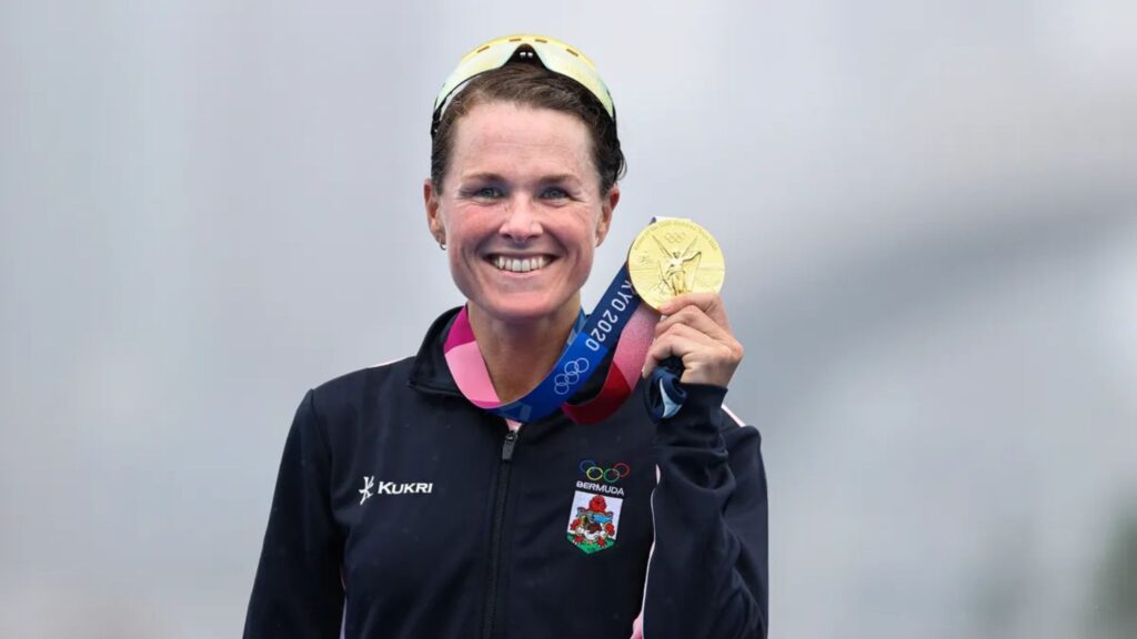 Flora Duffy präsentiert stolz ihre Goldmedaille von den Olympischen Spielen in Tokio 2020