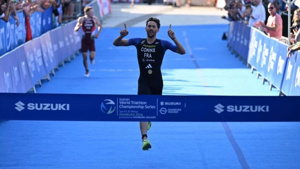Dorian Coninx franchit la ligne d'arrivée en tant que champion du monde de relais mixte 2026 à Hambourg