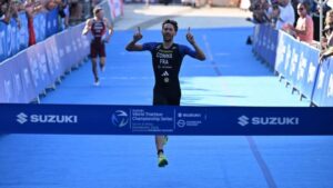 Dorian Coninx cruza la meta como campeón del mundo de relevos mixtos 2026 en Hamburgo