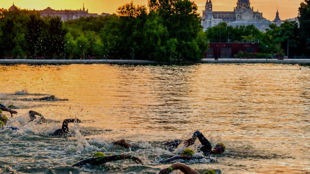 Triatletas nadando en el Lago de la Casa de Campo durante el Half Madrid Triatlón