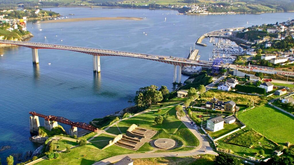 Vista aérea de la ría de Ribadeo y el Puente de los Santos