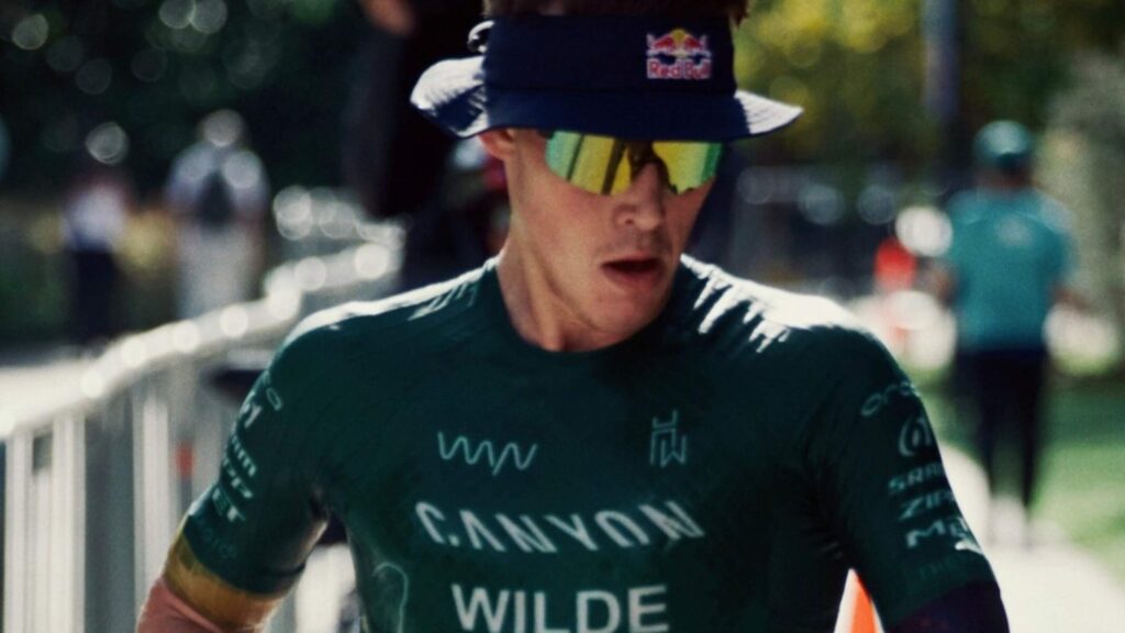 Hayden Wilde beim Laufen während eines Triathlon-Wettbewerbs