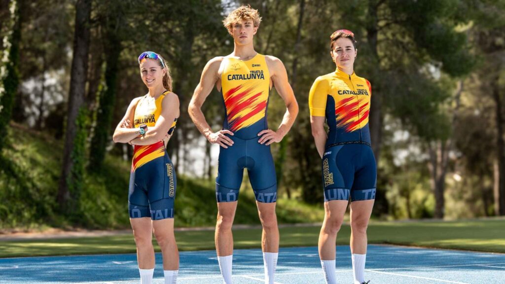 Drei Triathleten in der offiziellen Kollektion des katalanischen Triathlonverbandes, entworfen von Inverse.