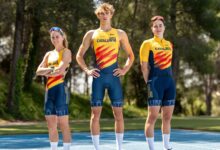 Tres triatletas con la colección oficial de la Federació Catalana de Triatló diseñada por Inverse