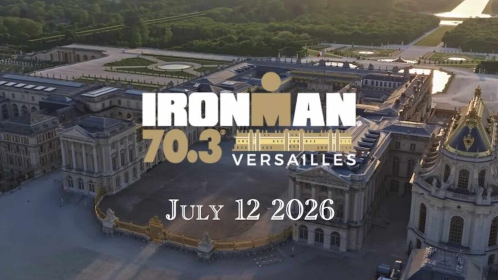Vue aérienne du château de Versailles avec le logo de l'IRONMAN 70.3 Versailles 2026