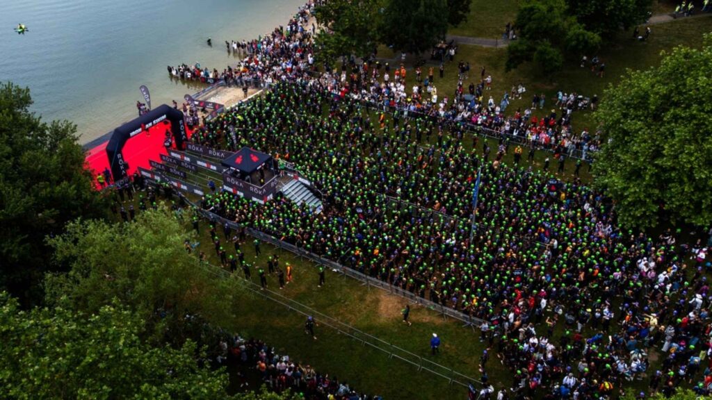 Salida de triatletas en el pantano de Landa durante el IRONMAN Vitoria-Gasteiz