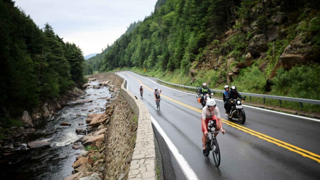 Triatletas durante el segmento ciclista del IRONMAN Lake Placid en las montañas Adirondack