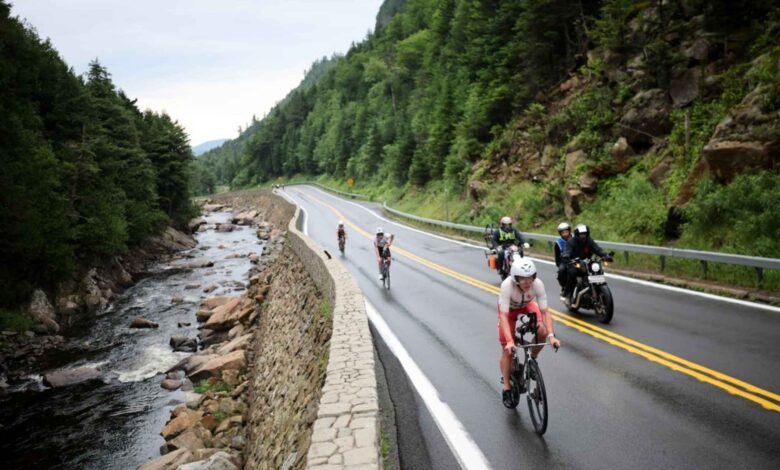 Triatletas durante el segmento ciclista del IRONMAN Lake Placid en las montañas Adirondack