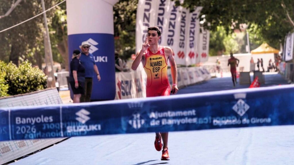 Jonay Álvarez cruza a linha de chegada como campeão europeu de aquatlo em Banyoles 2026.