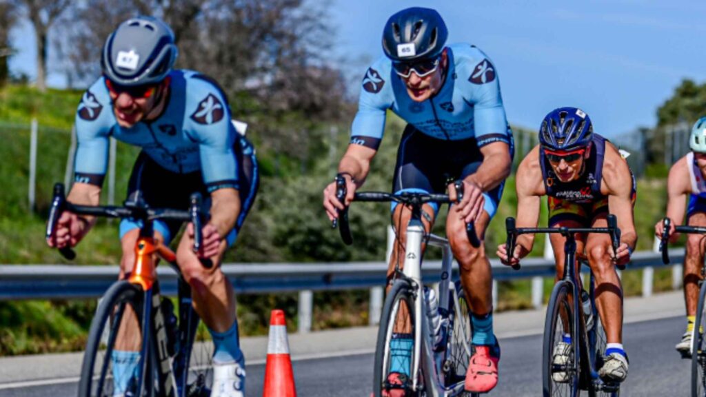 Grupo de duatletas durante el segmento ciclista de una prueba en carretera