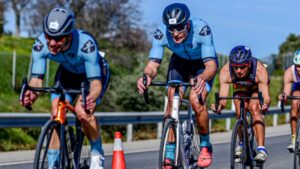 Grupo de duatletas durante el segmento ciclista de una prueba en carretera