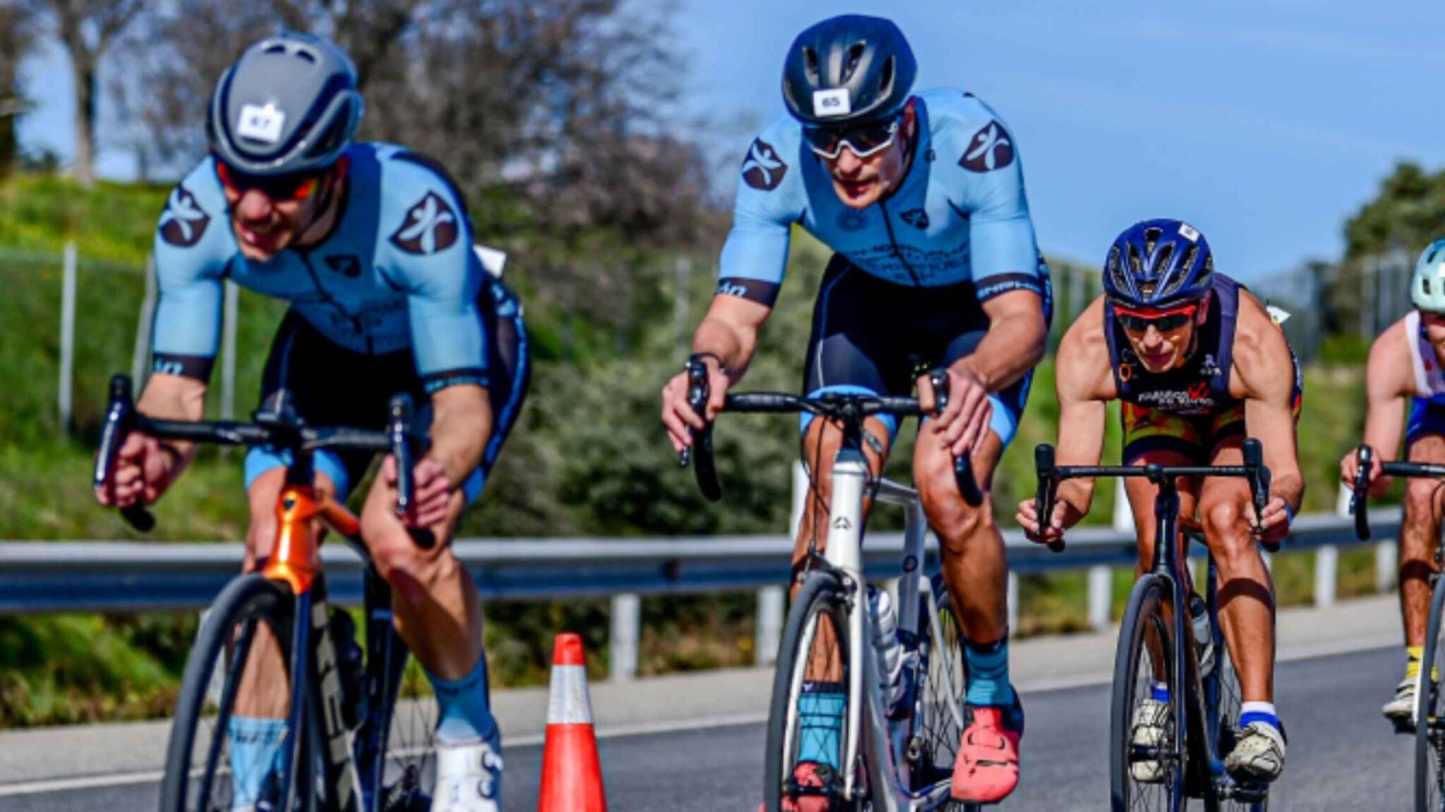Grupo de duatletas durante el segmento ciclista de una prueba en carretera