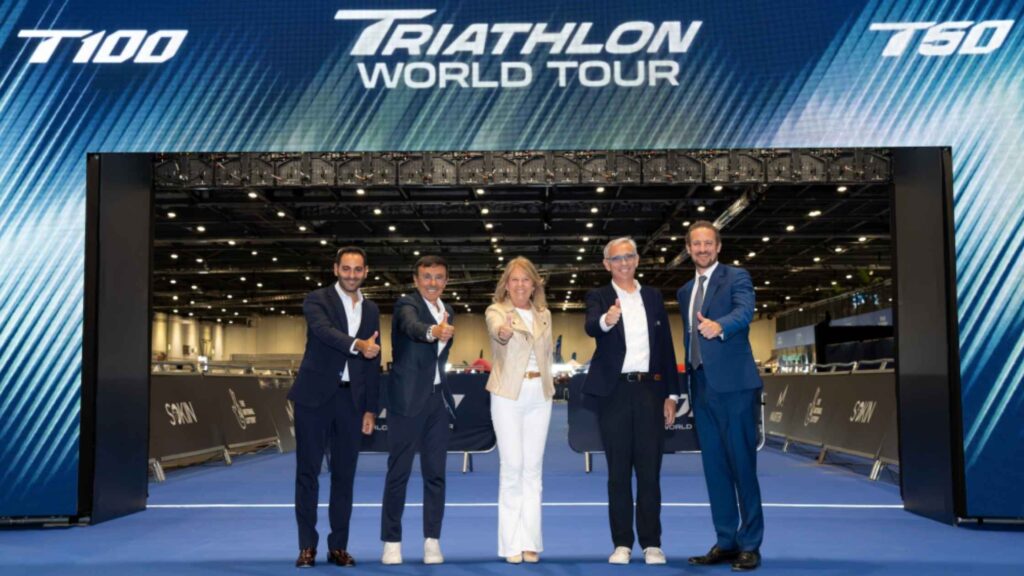 Representantes institucionales durante la presentación del Triathlon World Tour en Londres
