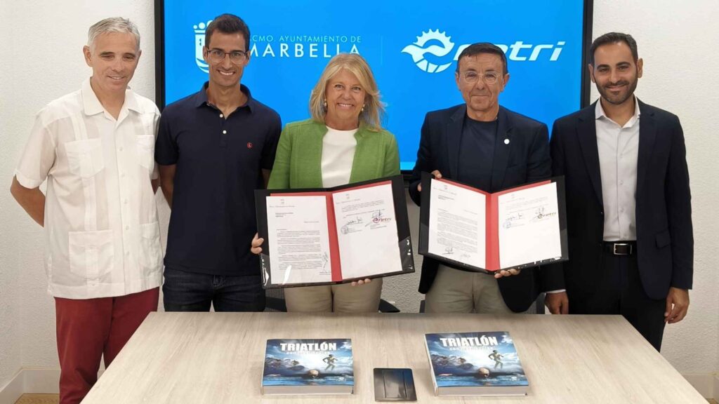 Representantes del Ayuntamiento de Marbella y FETRI durante la firma del acuerdo para el Triathlon World Tour