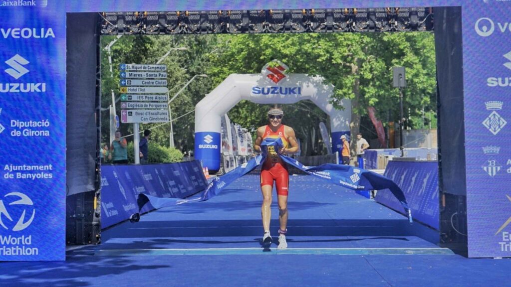 Marina Muñoz franchit la ligne d'arrivée en tant que championne d'Europe de cross-triathlon à Banyoles en 2026.