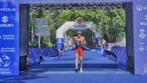 Marina Muñoz cruza la meta como campeona de Europa de Triatlón Cros en Banyoles 2026