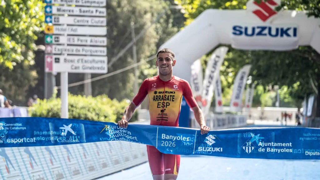 Mikel Arrasate überquert die Ziellinie als Europameister über die Mitteldistanz in Banyoles 2026