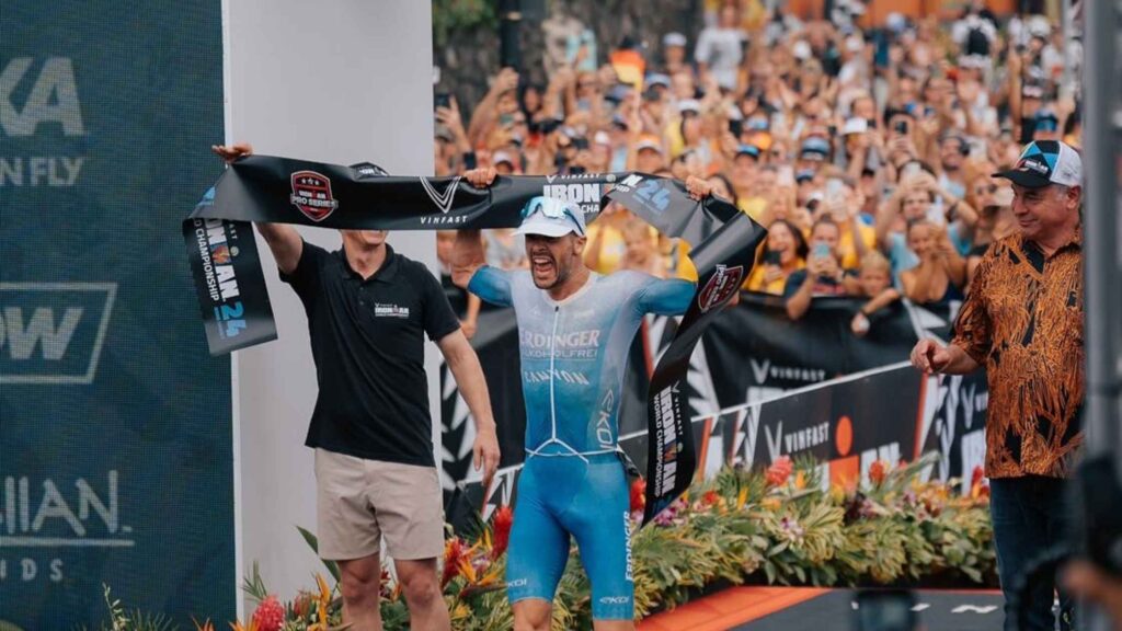 Patrick Lange überquert die Ziellinie der IRONMAN-Weltmeisterschaft 2024 in Kona mit einer Zeit von 7:35:53.