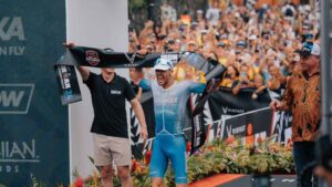 Patrick Lange cruza la meta del Mundial IRONMAN de Kona 2024 con un tiempo de 7:35:53