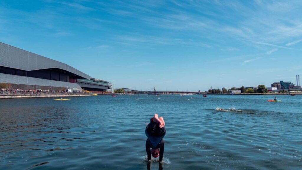 Salida de la prueba de natación en el WTCS de Londres 2026