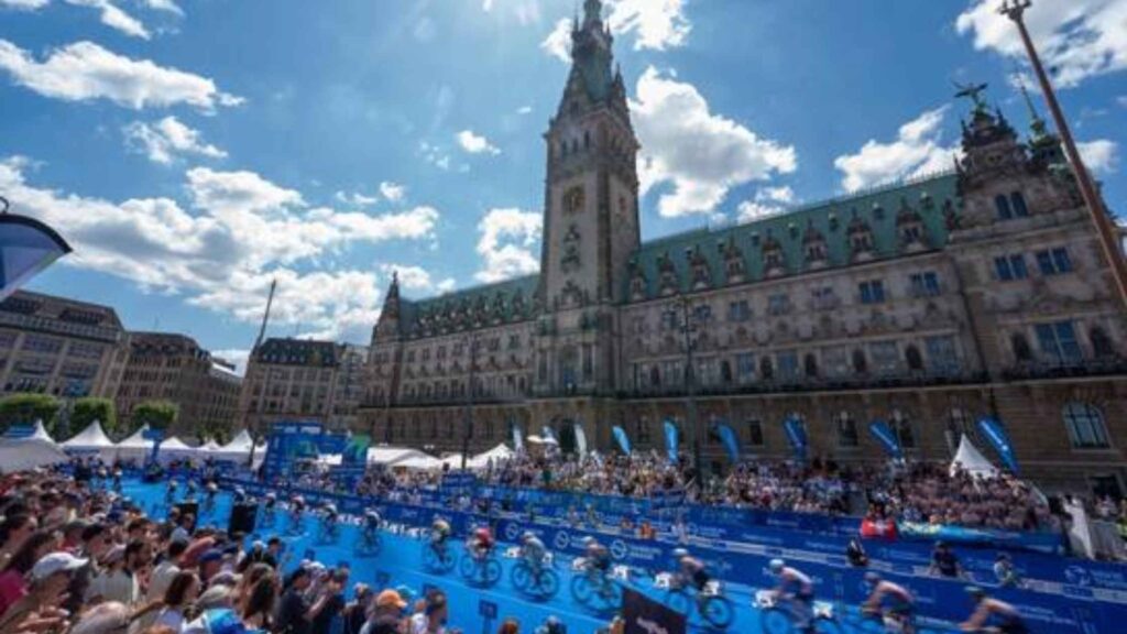 Triatletas compitiendo en la WTCS de Hamburgo frente al Ayuntamiento