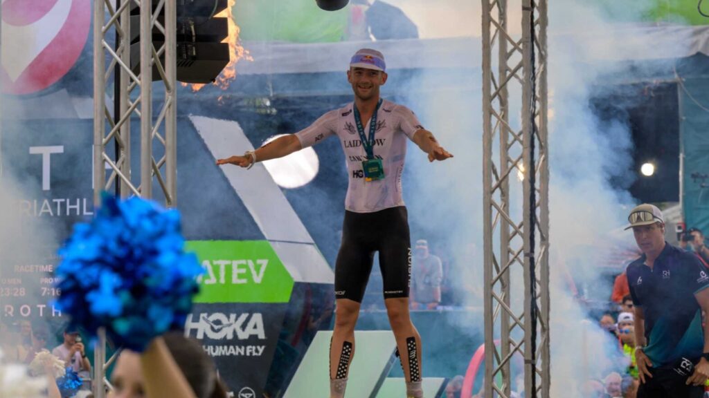Sam Laidlow celebra su victoria en Challenge Roth 2026