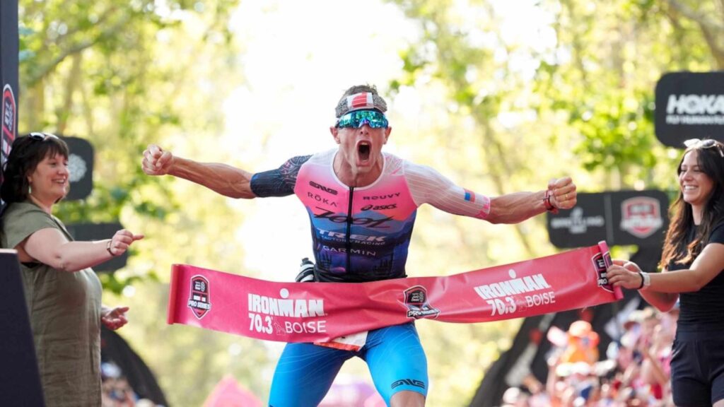 Sam Long cruza la meta como ganador del IRONMAN 70.3 Boise 2026