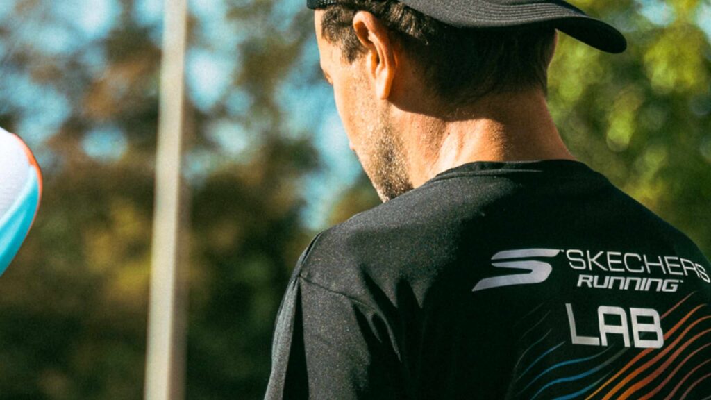 Técnico de Skechers RunningLab durante una jornada de running al aire libre