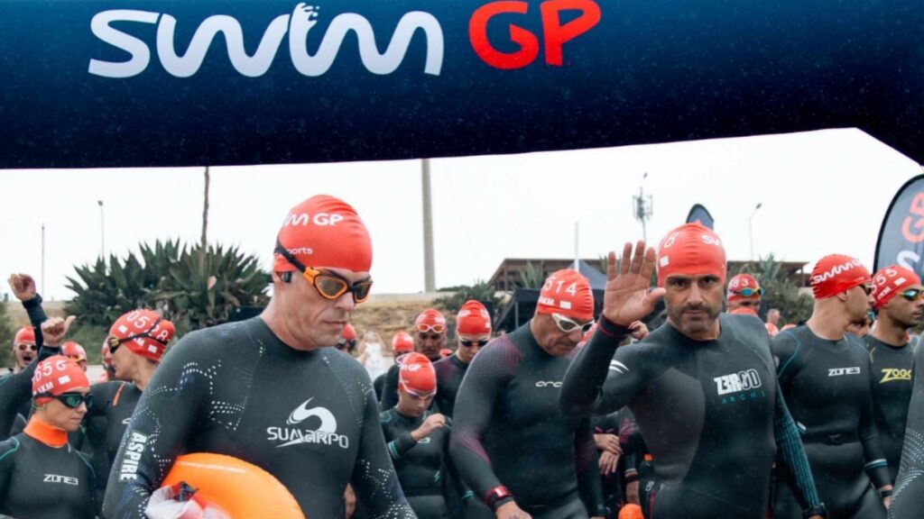 Schwimmer in Neoprenanzügen vor dem Start des Schwimm-Grand-Prix in Cascais