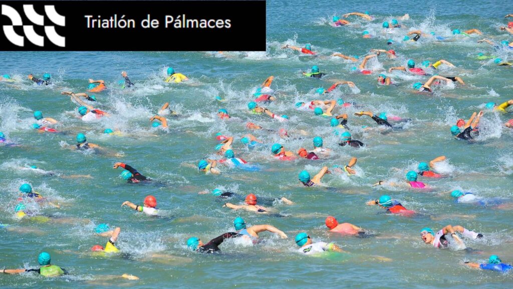 Participantes nadando durante el Triatlón de Pálmaces