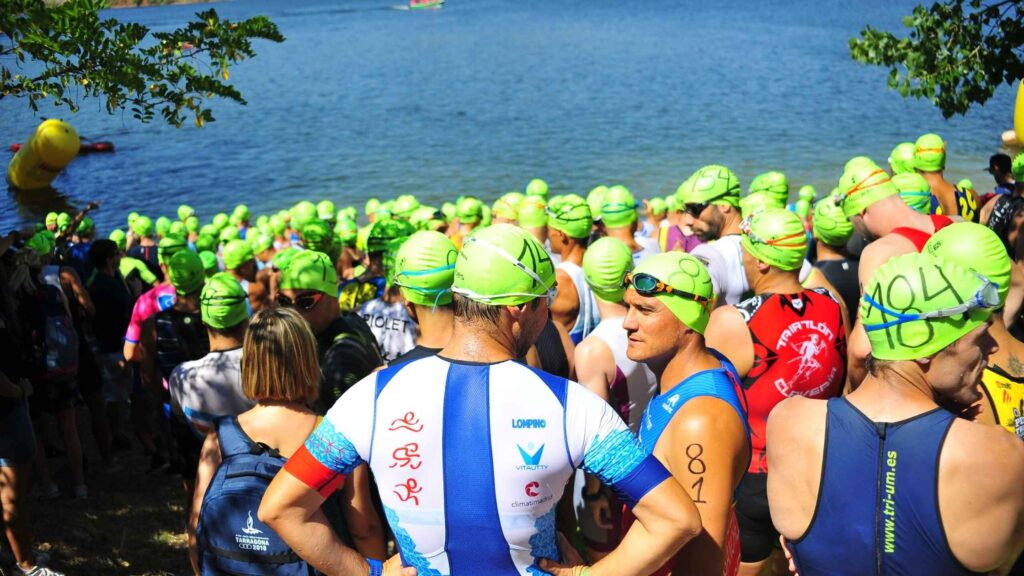Triatletas preparados para la salida de natación del Triatlón de Pálmaces