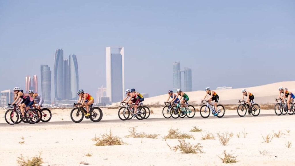 Triatletas competindo na etapa de ciclismo do WTCS Abu Dhabi.